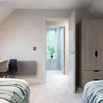 Lejlighed 1-bedroom - Walk To Station - Long Rates