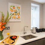Lejlighed 1-bedroom - Walk To Station - Long Rates