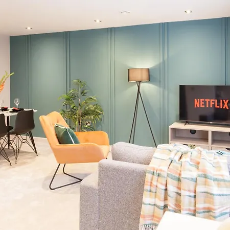 1-bedroom - Walk To Station - Long Rates Apartament *