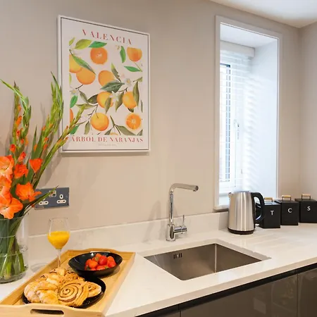 Apartament 1-bedroom - Walk To Station - Long Rates