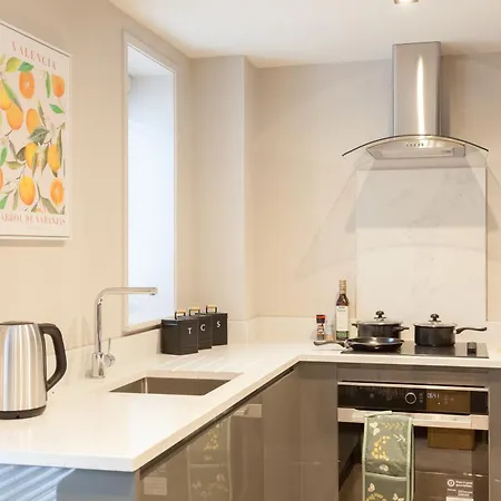 1-bedroom - Walk To Station - Long Rates *