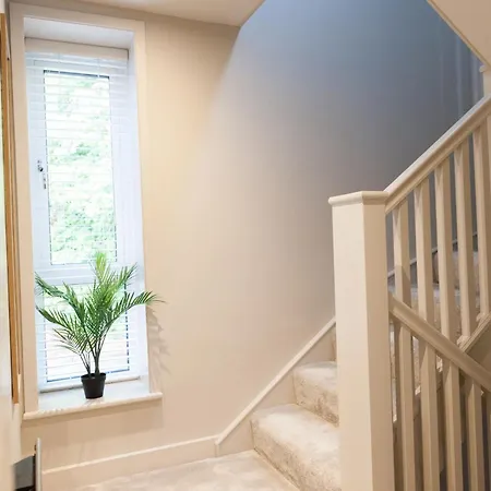 1-bedroom - Walk To Station - Long Rates Apartament *