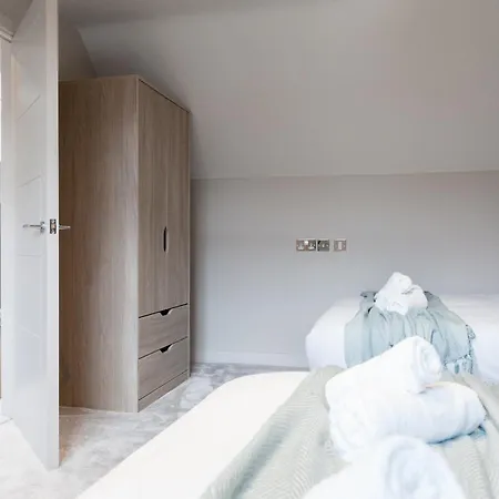 Apartament 1-bedroom - Walk To Station - Long Rates *