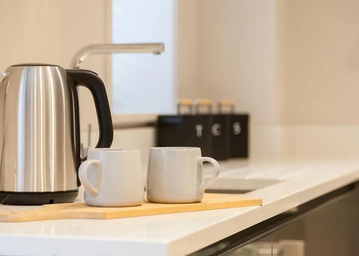 1-bedroom - Walk To Station - Long Rates * 리즈