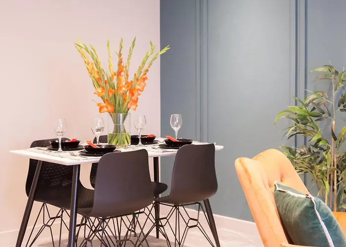 1-bedroom - Walk To Station - Long Rates Apartment *