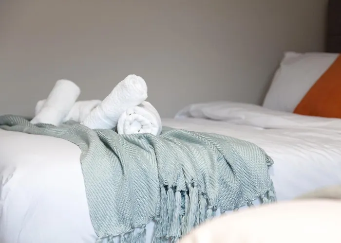 1-bedroom - Walk To Station - Long Rates Apartment