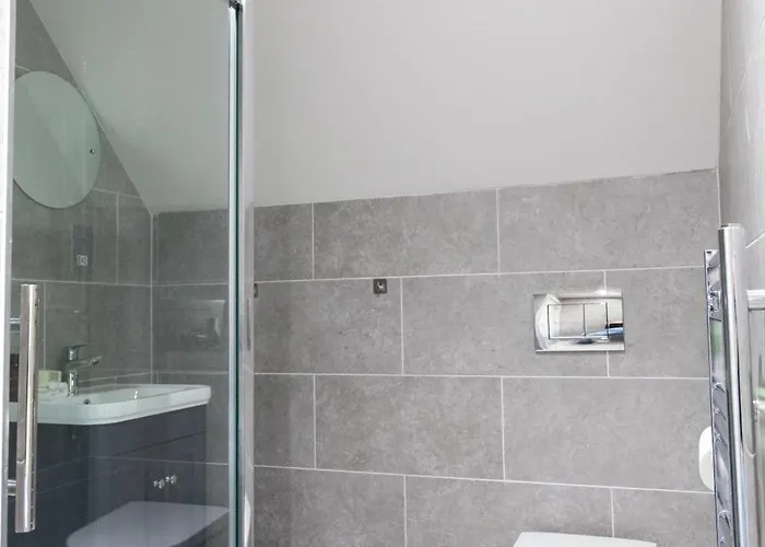 1-bedroom - Walk To Station - Long Rates Apartment *