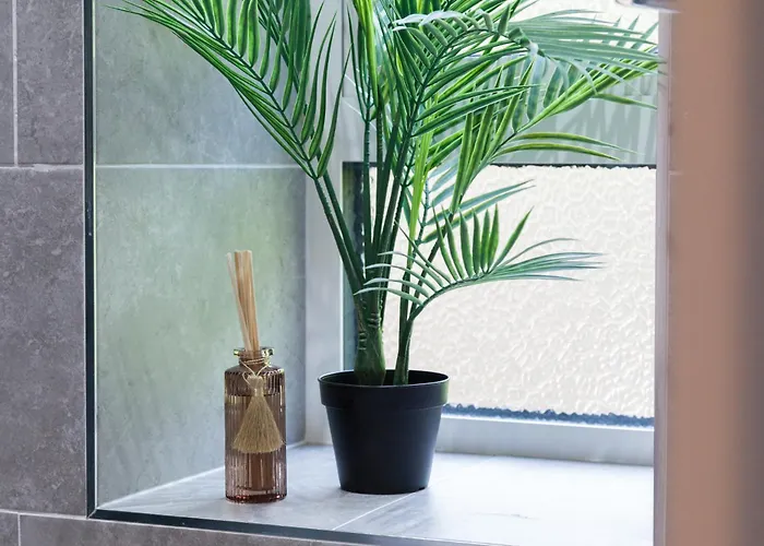 1-bedroom - Walk To Station - Long Rates *